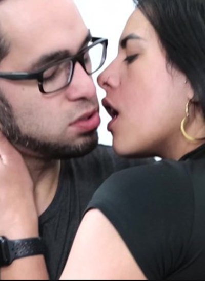 Cơn khát tình chưa nguôi của cô gái trẻ cùng người anh trai kế