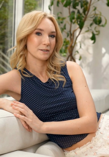 Cuộc chơi tay ba rực lửa của cô gái mắt xanh