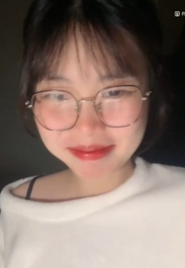 Em gái kính cận và tuyệt chiêu livestream