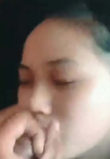 Khi anh người yêu thích nhìn em bú