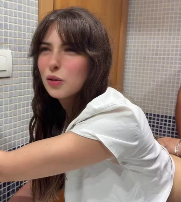 Lén lút ân ái cùng bố dượng khi bạn của ông ấy đang ở phòng khách