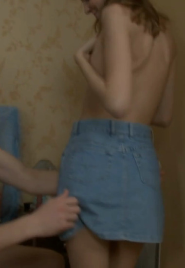 Mặc váy ngắn khiêu khích người yêu và cái kết tơi bời