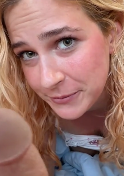 Màn vụng trộm của con gái với bố dượng biến thái