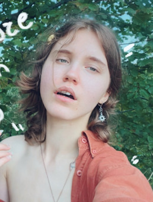 Ở nhà buồn quá cô bé tuổi teen ra cánh rừng thủ dâm