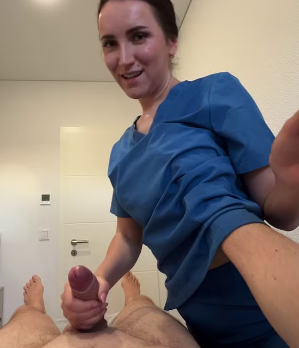 Thủ dâm trước mặt em nhân viên mát xa và cái kết