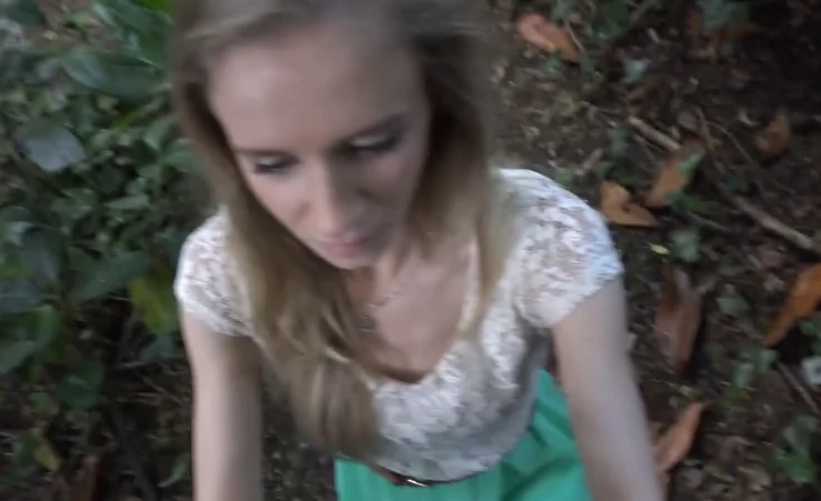 Em gái ngây thơ bị người lạ địt giữa rừng