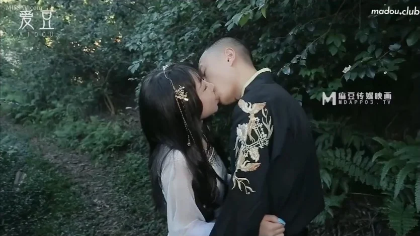 MAD022 Nữ sinh Mu Xue đóng cảnh nóng giữa rừng cây