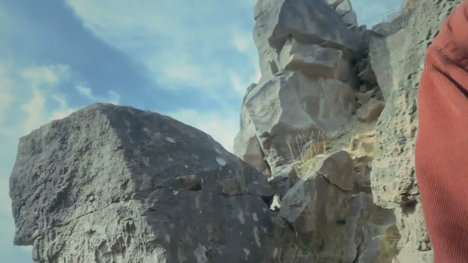 Ở nhà buồn quá cô bé tuổi teen ra cánh rừng thủ dâm