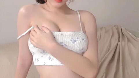 Croptop trắng sịp ren selfie check dáng
