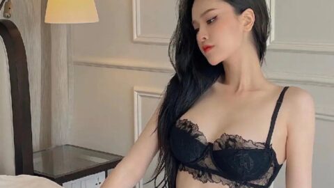 Bra ren đen, tất lưới tạo dáng bên giường ngủ @
