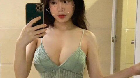 Croptop xanh sịp trắng selfie