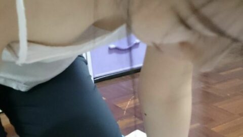 Áo hai dây trắng cúi người lộ ti