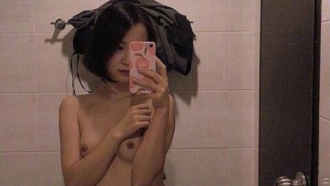 Miệng cắn áo đen