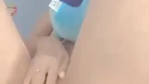 Ôm gấu xoa nhẹ nhàng
