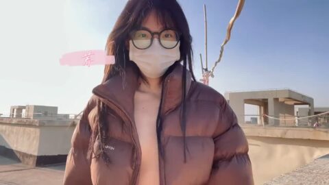 Em gái đeo kính nude public