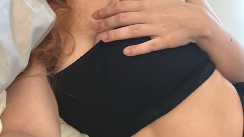 Kính cận, áo đen selfie