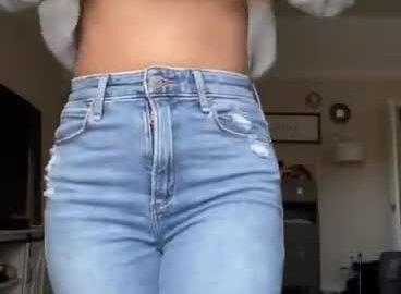 Áo xám ngực căng, quần jeans xanh