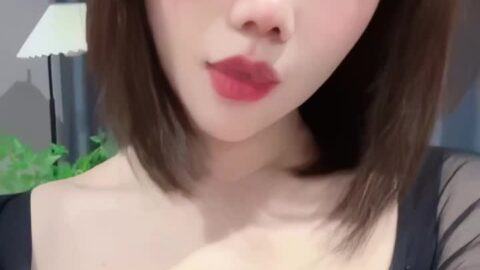 Em gái xinh áo đen xuyên thấu