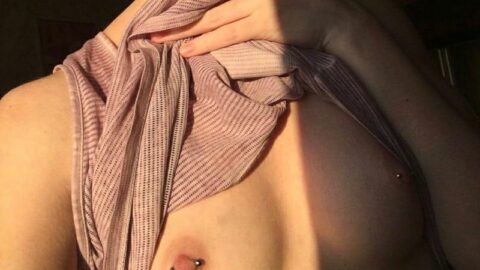 Vén áo hồng selfie khoe khuyên ti