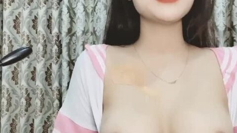 Em gái đeo kính live