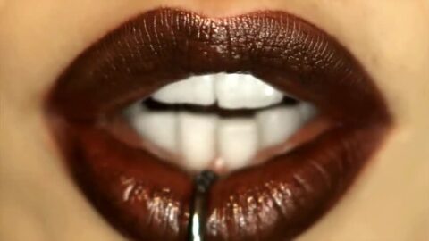 Bị dụ thử đồ lót rồi gạ chịch