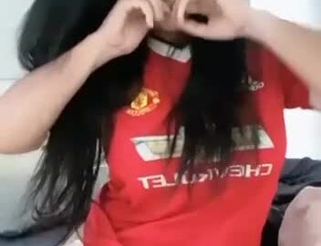 Áo đỏ chip đen