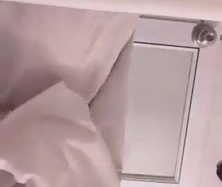 Đưa mông trước gương