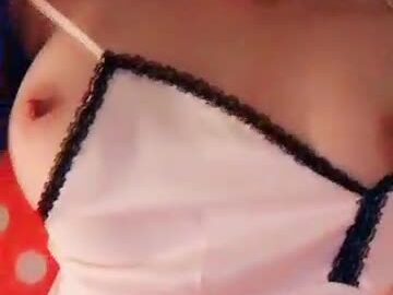 Váy hai dây hở ngực