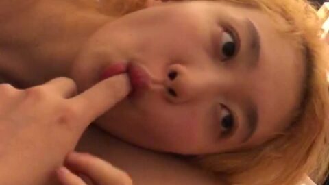 Nằm nghiêng mút tay