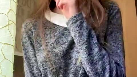 Nastya Williams, áo xám, khuyên rốn