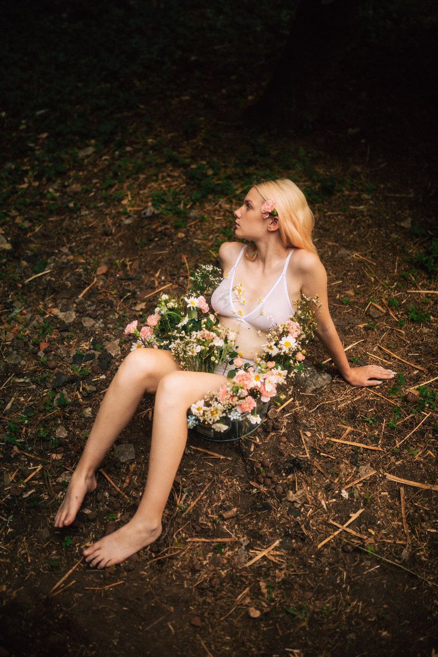 Nội y trắng, cầm hoa sau sân nhà