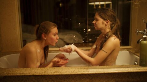 Hai em mẫu mặc nội y đen