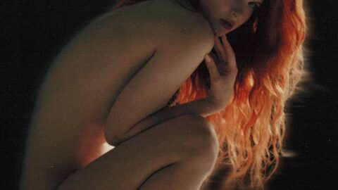 Tóc đỏ quỳ khom lưng