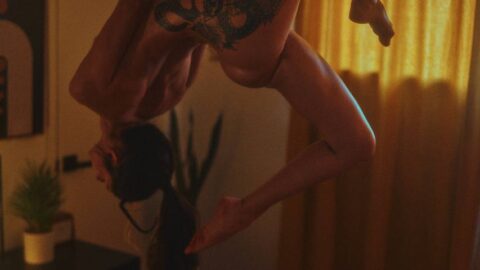 Em đu xà của giường