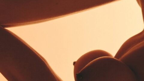 Nude phông nền vàng