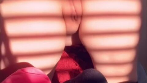 Chổng mông, nắng chiếu qua khe cửa