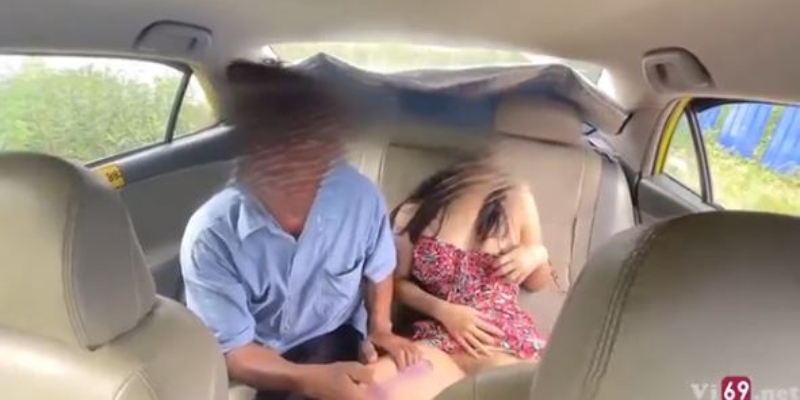 Chú tài xế taxi số hưởng được em gái gạ tình ngay trên xe