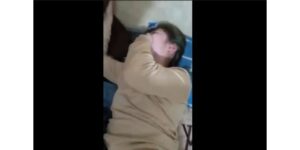 Em không muốn lộ mặt, anh chịch phê quá em không thở được