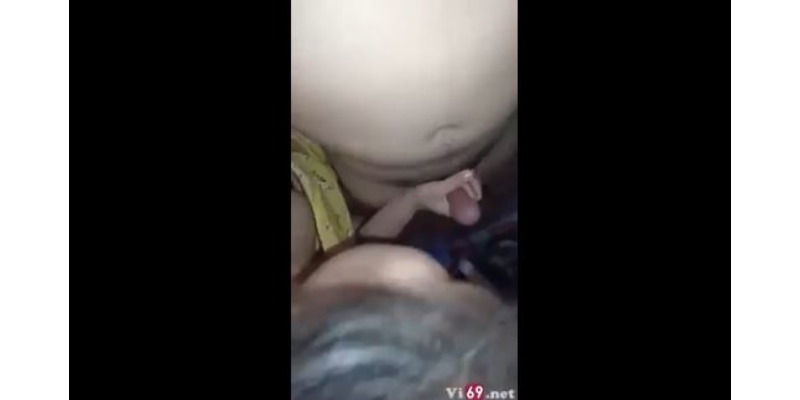 Em nằm nhắn tin với bạn mà anh bắt bú cu rồi quay phim