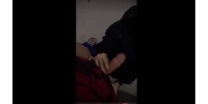 Trong thang máy bé sinh viên tụt quần bú cu, bắt anh kéo váy